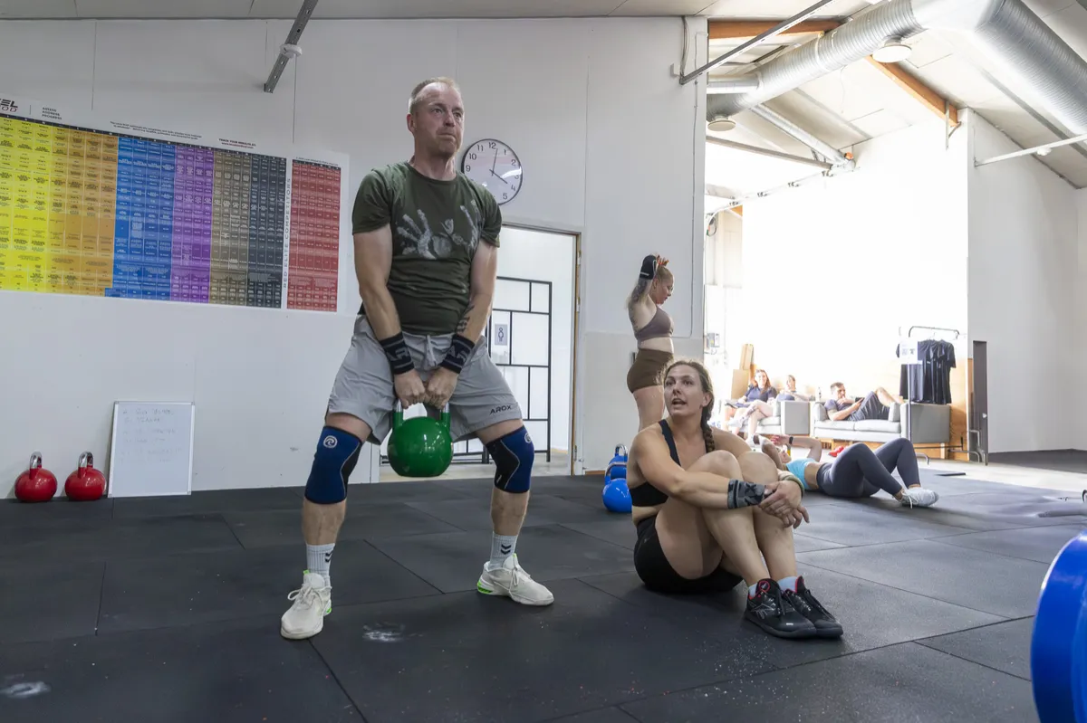 Medlem træner med kettlebell i Box One